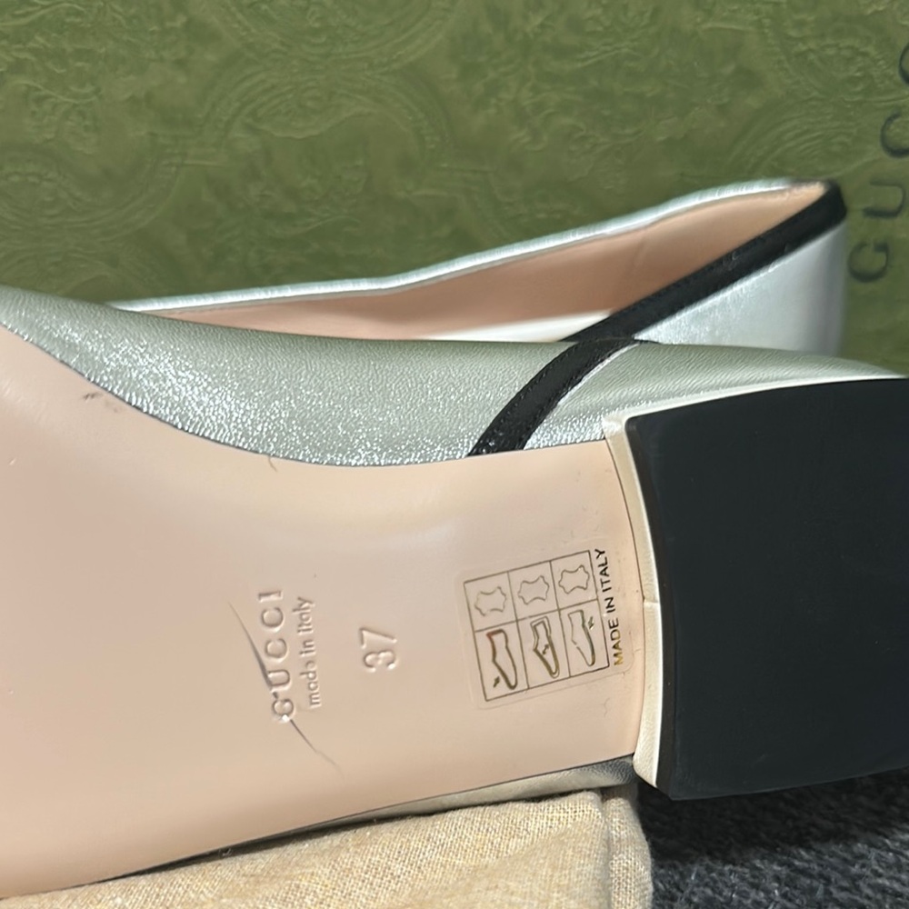 Gucci Black and White Flats with Elegant Design - Picture 4 of 8